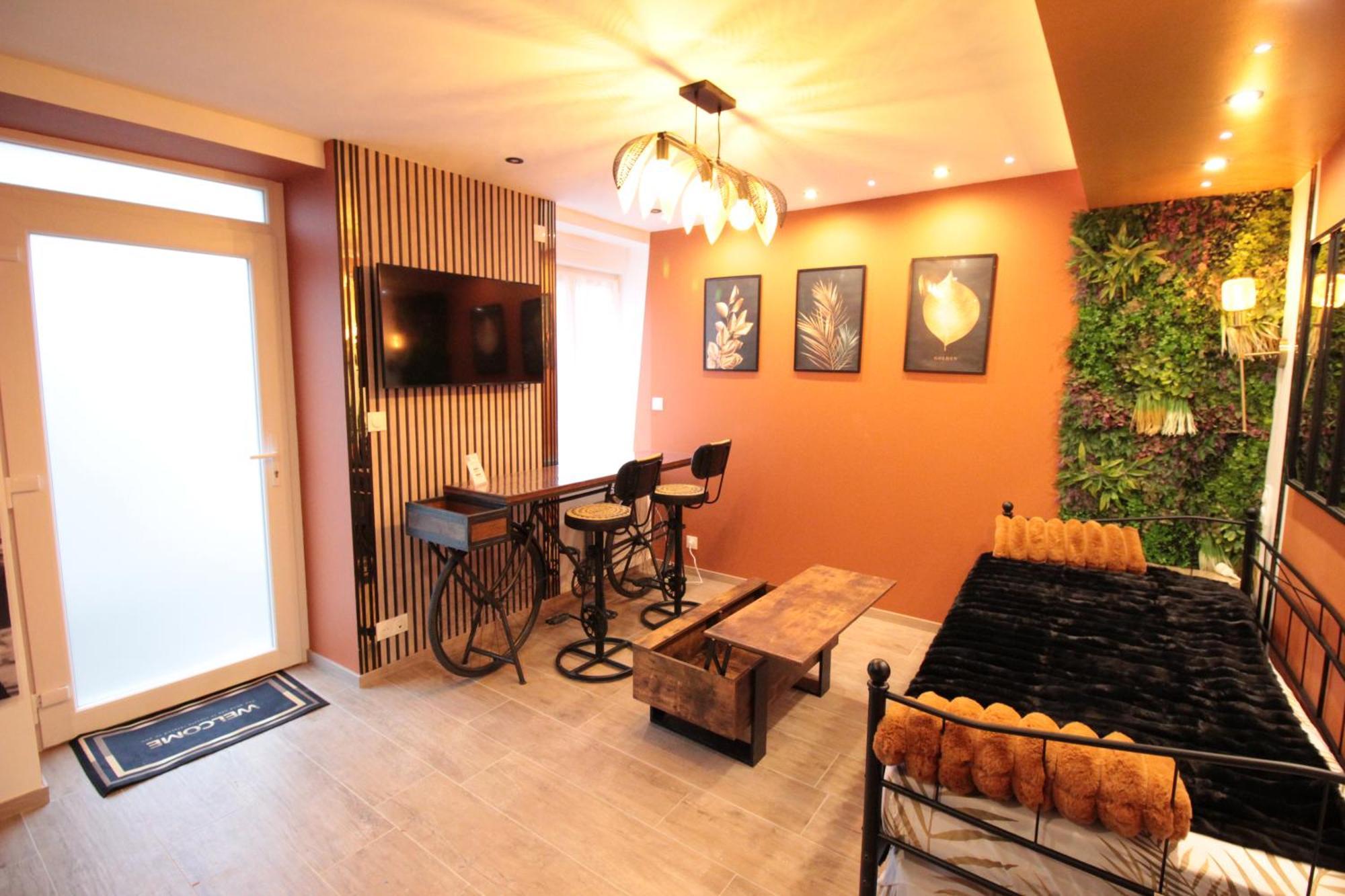 Luxury Studio, Rez De Chaussee, Parking Prive Video Surveillance, Canape Haute Qualite Convertible Couchage 2 Personnes, Centre Ville Proche, Restaurant, Boulangerie 2 Minutes A Pied, Terrasse - 800Metre Carre De Terrain - Gere Par Presta-Zen'Service ヴェルダン・シュル・ムーズ エクステリア 写真