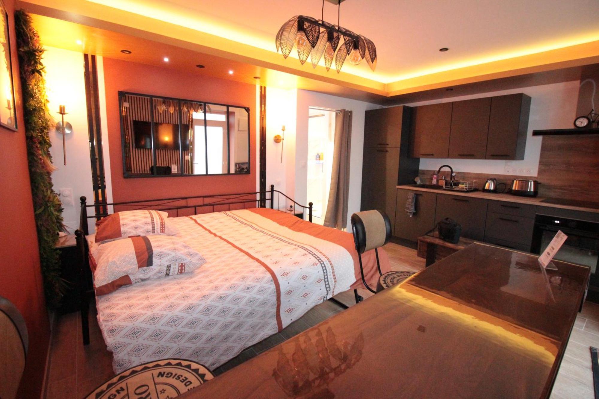 Luxury Studio, Rez De Chaussee, Parking Prive Video Surveillance, Canape Haute Qualite Convertible Couchage 2 Personnes, Centre Ville Proche, Restaurant, Boulangerie 2 Minutes A Pied, Terrasse - 800Metre Carre De Terrain - Gere Par Presta-Zen'Service ヴェルダン・シュル・ムーズ エクステリア 写真