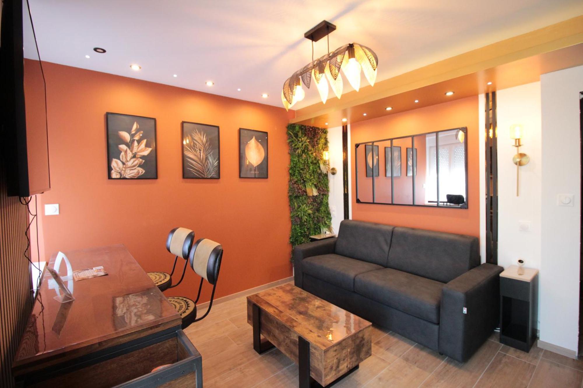 Luxury Studio, Rez De Chaussee, Parking Prive Video Surveillance, Canape Haute Qualite Convertible Couchage 2 Personnes, Centre Ville Proche, Restaurant, Boulangerie 2 Minutes A Pied, Terrasse - 800Metre Carre De Terrain - Gere Par Presta-Zen'Service ヴェルダン・シュル・ムーズ エクステリア 写真